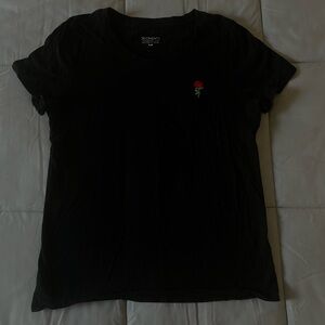 Black shirt with flower i